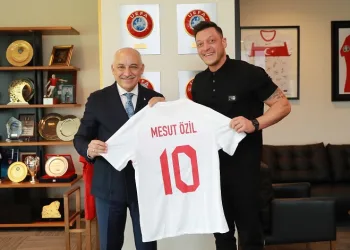 Mesut Özil’den TFF Başkanı Mehmet Büyükekşi’ye ziyaret