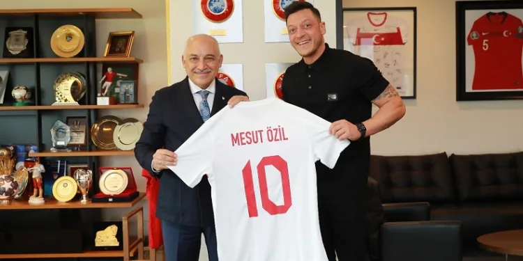 Mesut Özil’den TFF Başkanı Mehmet Büyükekşi’ye ziyaret