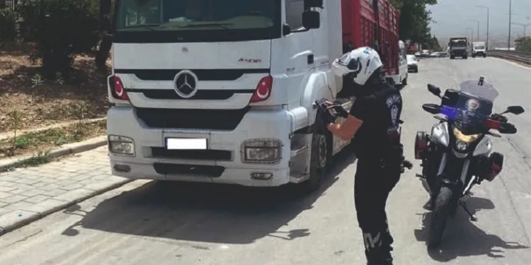 Denizli’de şehir içinde aykırı park eden araçlara ceza yazıldı