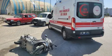 Otomobil ile motosiklet çarpıştı: 1 yaralı