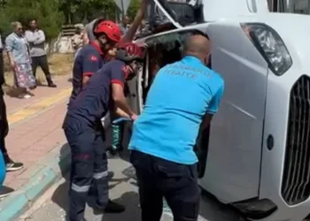 Kazada otomobilde sıkışan şahıs itfaiye ekiplerince çıkartıldı