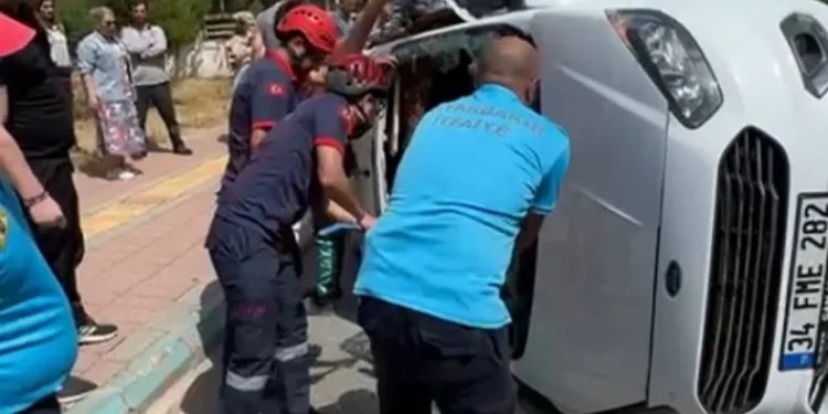 Kazada otomobilde sıkışan şahıs itfaiye ekiplerince çıkartıldı