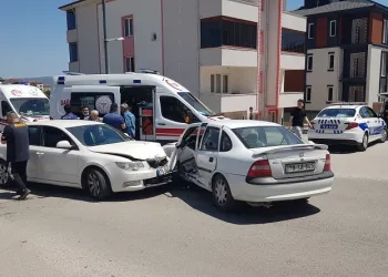 Karabük’te iki otomobil çarpıştı: 4 yaralı