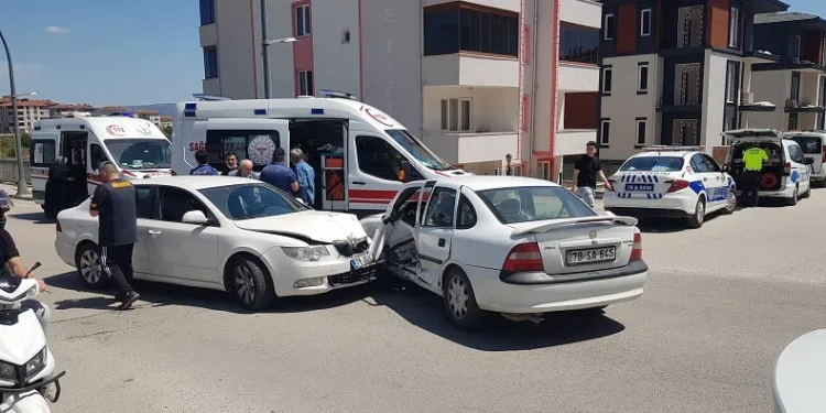Karabük’te iki otomobil çarpıştı: 4 yaralı