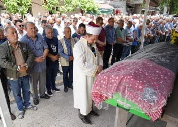 Trafik kazasında ölen genç kızın tabutuna duvak örtüldü