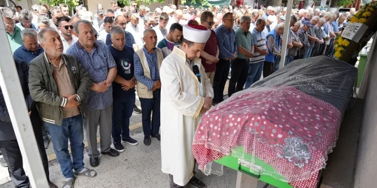 Trafik kazasında ölen genç kızın tabutuna duvak örtüldü