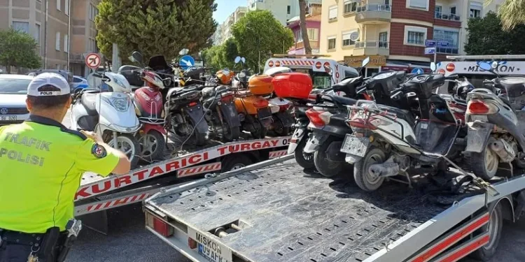 Söke’de trafik ekiplerinden motosikletlere sıkı denetim