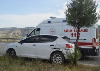 Kontrolden çıkan otomobil karşı şeride geçti: 2 yaralı