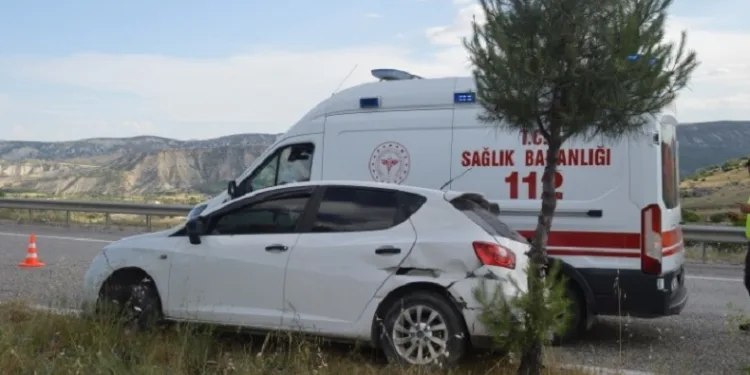 Kontrolden çıkan otomobil karşı şeride geçti: 2 yaralı