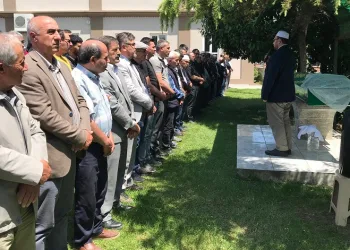 Oğlu tarafından benzin dökülerek yakılmıştı, son yolculuğuna uğurlandı