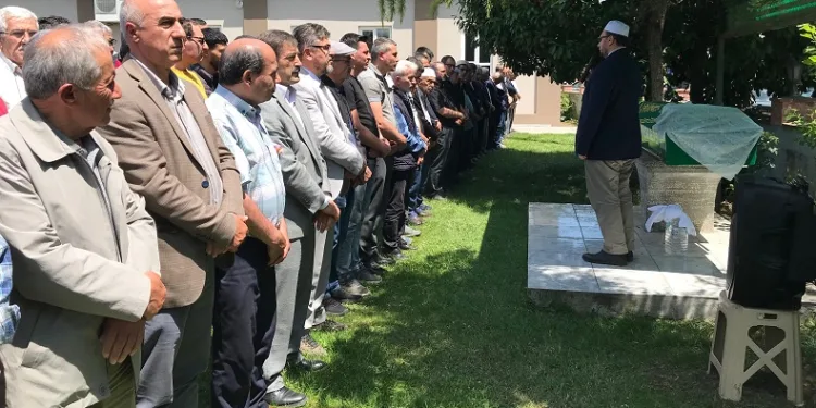 Oğlu tarafından benzin dökülerek yakılmıştı, son yolculuğuna uğurlandı