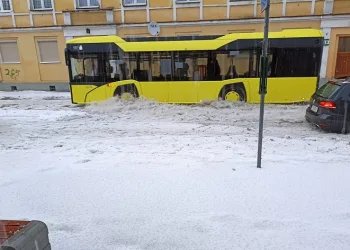 Polonya’da sağanak yağış ve dolu hayatı felç etti