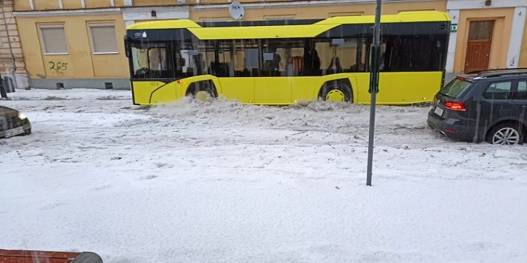 Polonya’da sağanak yağış ve dolu hayatı felç etti