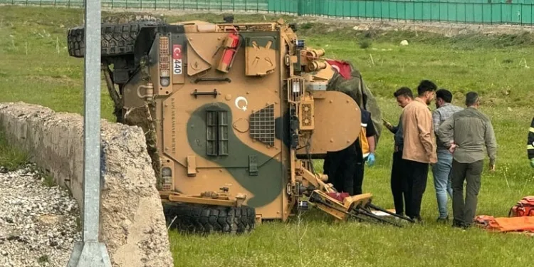 Yüksekova’da askeri araç devrildi: 2 yaralı