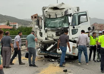 Burdur’da tıra arkadan çarpan kamyon sürücüsü yaralandı