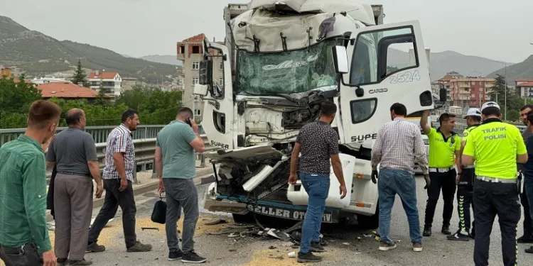 Burdur’da tıra arkadan çarpan kamyon sürücüsü yaralandı