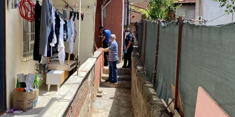 Kötü koku ihbarı yapılan dairede cansız bedeni bulundu