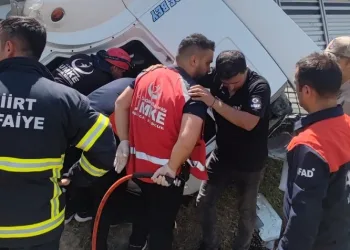 Siirt’te tır şarampole yuvarlandı: 1 ölü, 1 yaralı