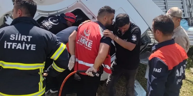 Siirt’te tır şarampole yuvarlandı: 1 ölü, 1 yaralı