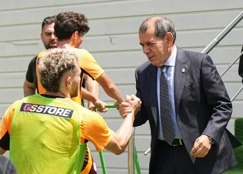 Galatasaray Başkanı Dursun Özbek antrenmanı ziyaret etti