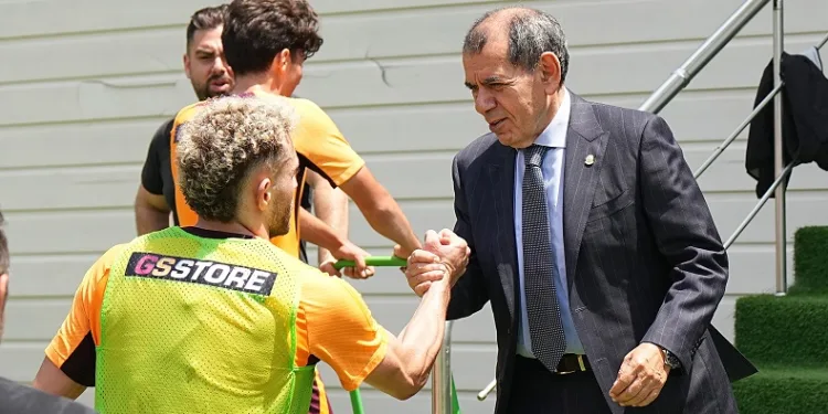 Galatasaray Başkanı Dursun Özbek antrenmanı ziyaret etti