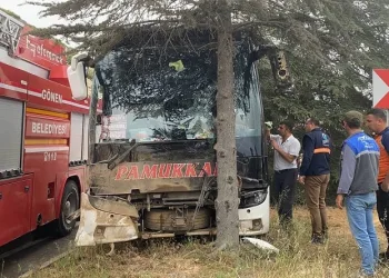 Isparta’da kontrolden çıkan yolcu otobüsü ağaca çarptı