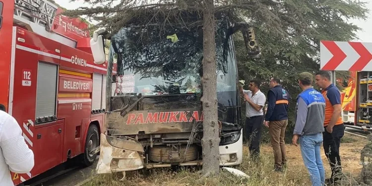 Isparta’da kontrolden çıkan yolcu otobüsü ağaca çarptı