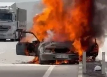 Seyir halindeki otomobil alev alev yandı
