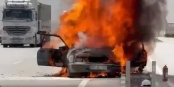 Seyir halindeki otomobil alev alev yandı