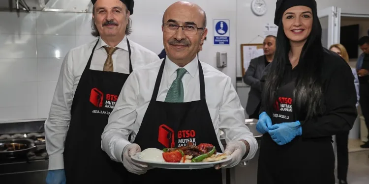 Vali Demirtaş pideli köfte hazırladı