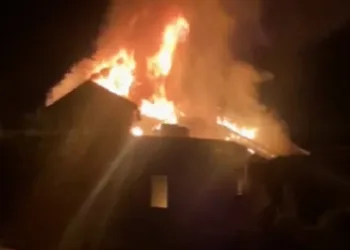 Sinop’ta 2 katlı ahşap ev alevlere teslim oldu