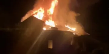 Sinop’ta 2 katlı ahşap ev alevlere teslim oldu