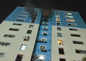 Zeytinburnu’nda 10 katlı binada yangın paniği