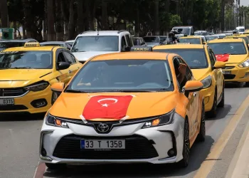 Mersin’de son zamanlarda taksicilere yönelik saldırılar protesto edildi