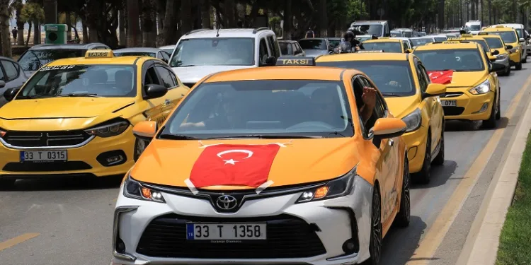 Mersin’de son zamanlarda taksicilere yönelik saldırılar protesto edildi