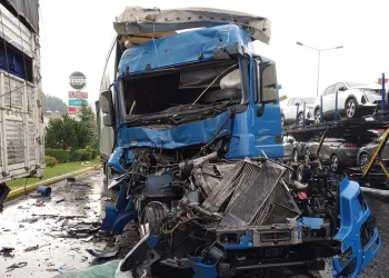 Yabancı uyruklu kadının kullandığı tır, kamyona arkadan çarptı