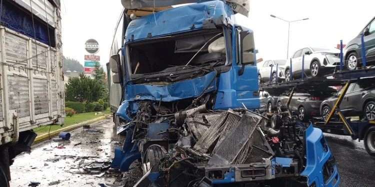Yabancı uyruklu kadının kullandığı tır, kamyona arkadan çarptı