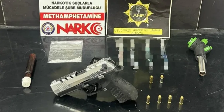Şüpheli şahısların üzerinden uyuşturucu ve silah çıktı