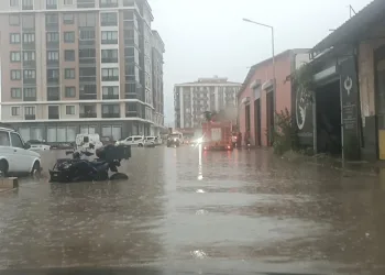 Edremit’te su basan yollarda mahsur kalanları itfaiye ekipleri kurtardı