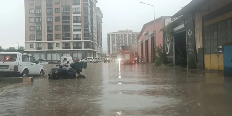 Edremit’te su basan yollarda mahsur kalanları itfaiye ekipleri kurtardı