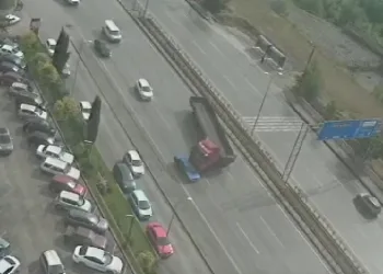 Kontrolden çıkan tırın kaza anı güvenlik kamerasında