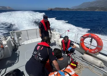 Gemide rahatsızlanan aşçı için Sahil Güvenlik ekibi alarma geçti