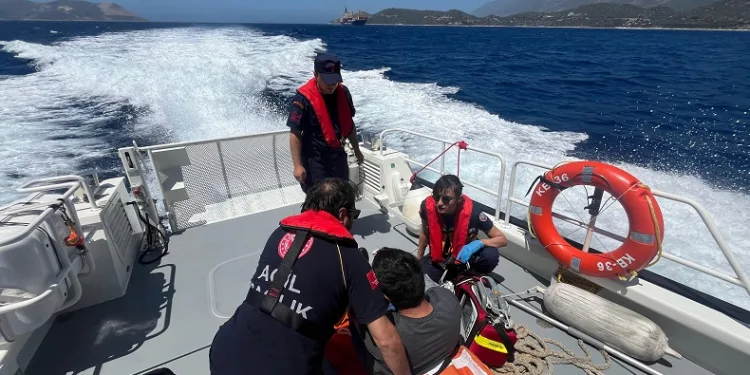 Gemide rahatsızlanan aşçı için Sahil Güvenlik ekibi alarma geçti