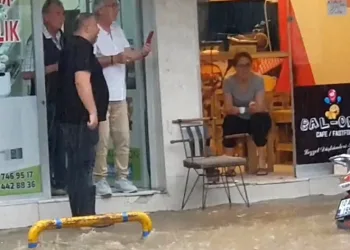 Edremit’te esnaf seli kahve içerek seyretti