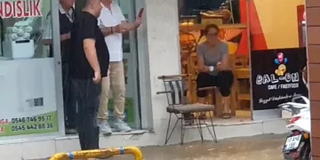 Edremit’te esnaf seli kahve içerek seyretti