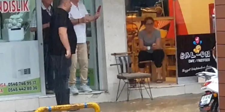 Edremit’te esnaf seli kahve içerek seyretti