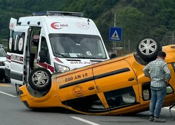 Köpeğe çarpmamak için manevra yapınca ticari taksi takla attı