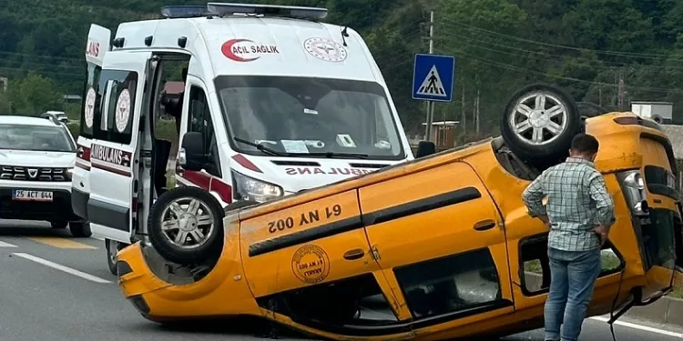 Köpeğe çarpmamak için manevra yapınca ticari taksi takla attı