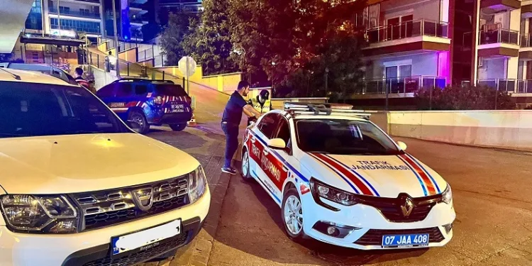 Jandarmadan 16 araca trafikten men cezası