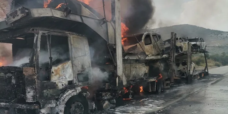 Tarsus’ta yanan tırda yüklü 7 sıfır araç yandı